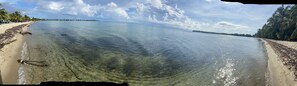 Beach nearby, beach towels, 7 beach bars - MeMes Place (Placencia)