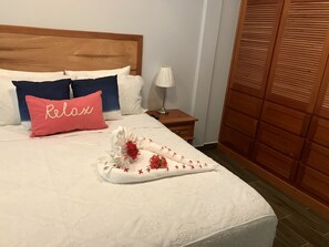 Deluxe Condo, 2 Bedrooms, Terrace, Beachside | Premium bedding, down comforters, pillowtop beds, in-room safe - MeMes Place (Placencia)