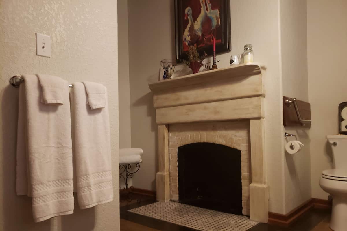 Keller's Studio | Bathroom