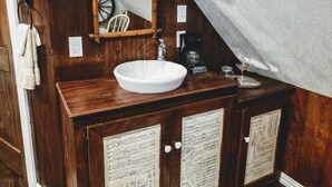 The Attic | Desk, iron/ironing board, WiFi (free), individually decorated - The Gallery House Bed & Breakfast (Stephenville)