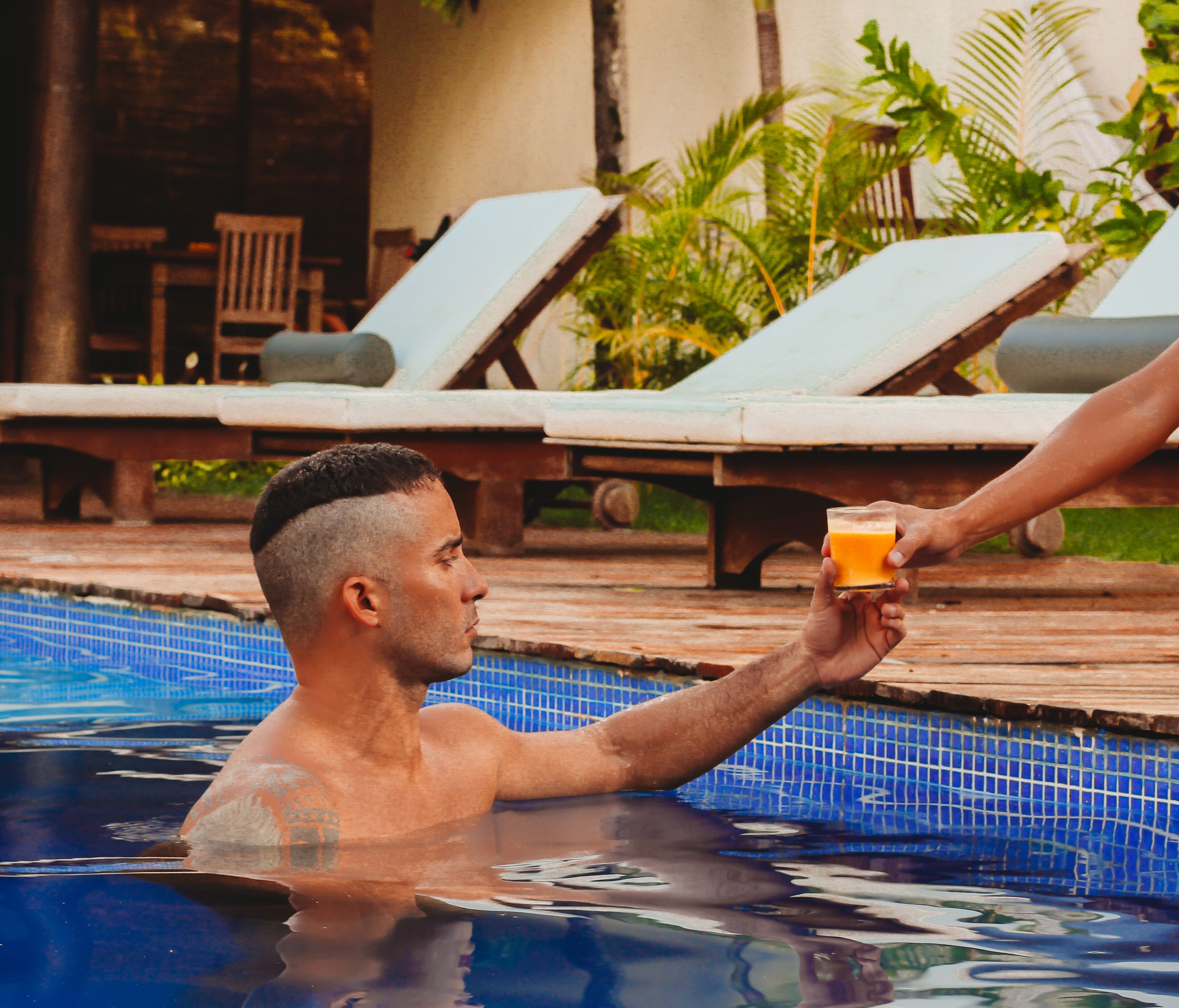 室外游泳池，日光浴躺椅