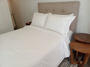 1 habitación, tabla de planchar con plancha, wifi gratis y ropa de cama 