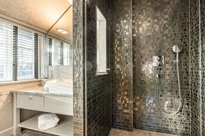 Een douche, een haardroger, handdoeken