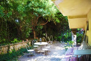 Outdoor dining - Pleasant 3-bedroom apartment with garden 5 minutes from the center! (Avignon)
