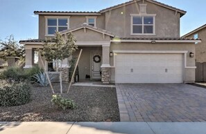 Exterior - A home that feels like home, w/hot tub and spacious living room (San Tan Valley)