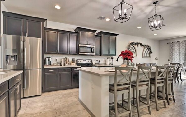 Fridge, microwave, oven, stovetop - A home that feels like home, w/hot tub and spacious living room (San Tan Valley)