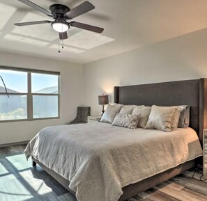 5 bedrooms, free WiFi - A home that feels like home, w/hot tub and spacious living room (San Tan Valley)