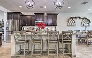 Fridge, microwave, oven, stovetop - A home that feels like home, w/hot tub and spacious living room (San Tan Valley)