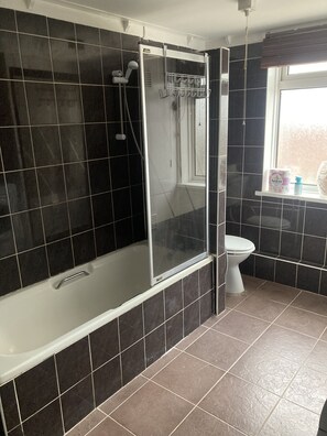 Combined shower/bathtub, hair dryer, bidet, towels