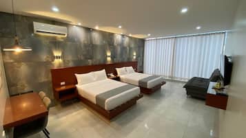 Habitación Confort doble, 2 camas de matrimonio, materiales antialérgicos, vistas a la ciudad | Sábanas de algodón egipcio y ropa de cama de alta calidad