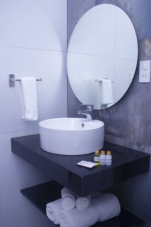 Comfort Double Room, 2 Queen Beds, Allergy Friendly, City View | Bathroom | Free toiletries, hair dryer, towels - HOTEL OSHO (Santa Cruz)