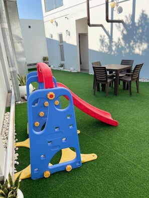 Children's play area - outdoor - HOTEL OSHO (Santa Cruz)