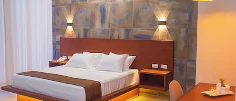 Junior Room, 1 King Bed | Egyptian cotton sheets, premium bedding, pillowtop beds, minibar