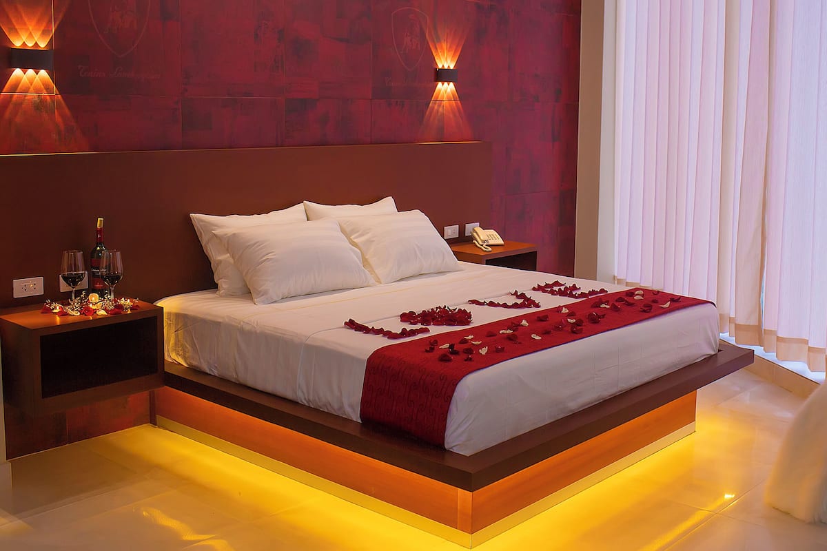 Premium Room, Hot Tub, City View | Egyptian cotton sheets, premium bedding, pillow-top beds, minibar