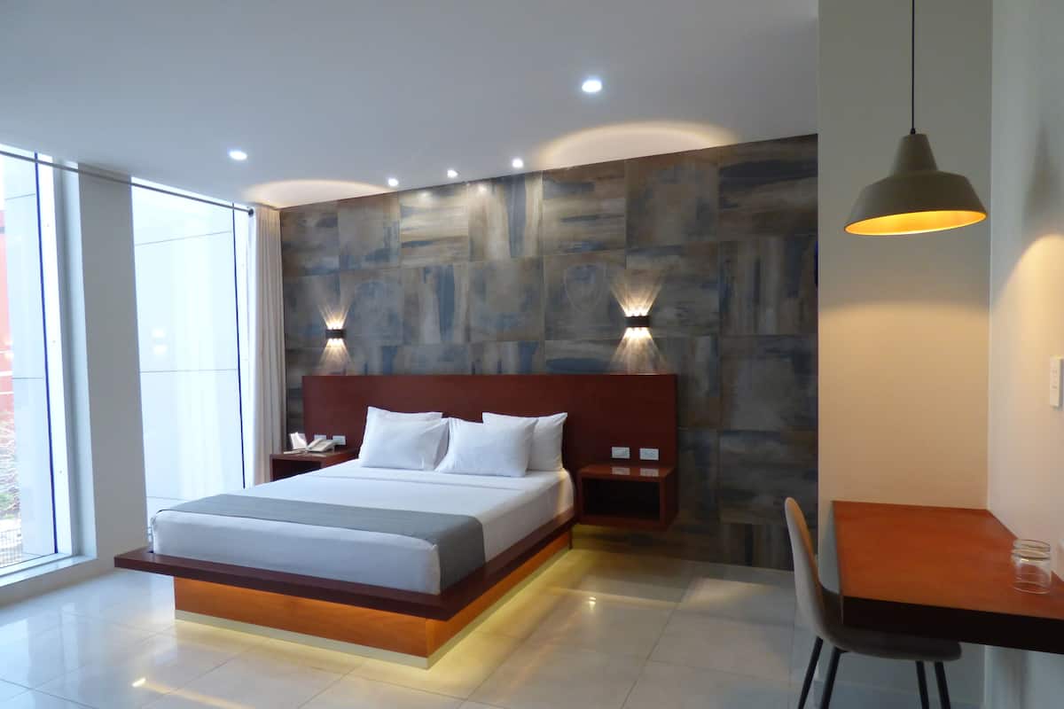 Executive Room, 1 King Bed | Egyptian cotton sheets, premium bedding, pillowtop beds, minibar