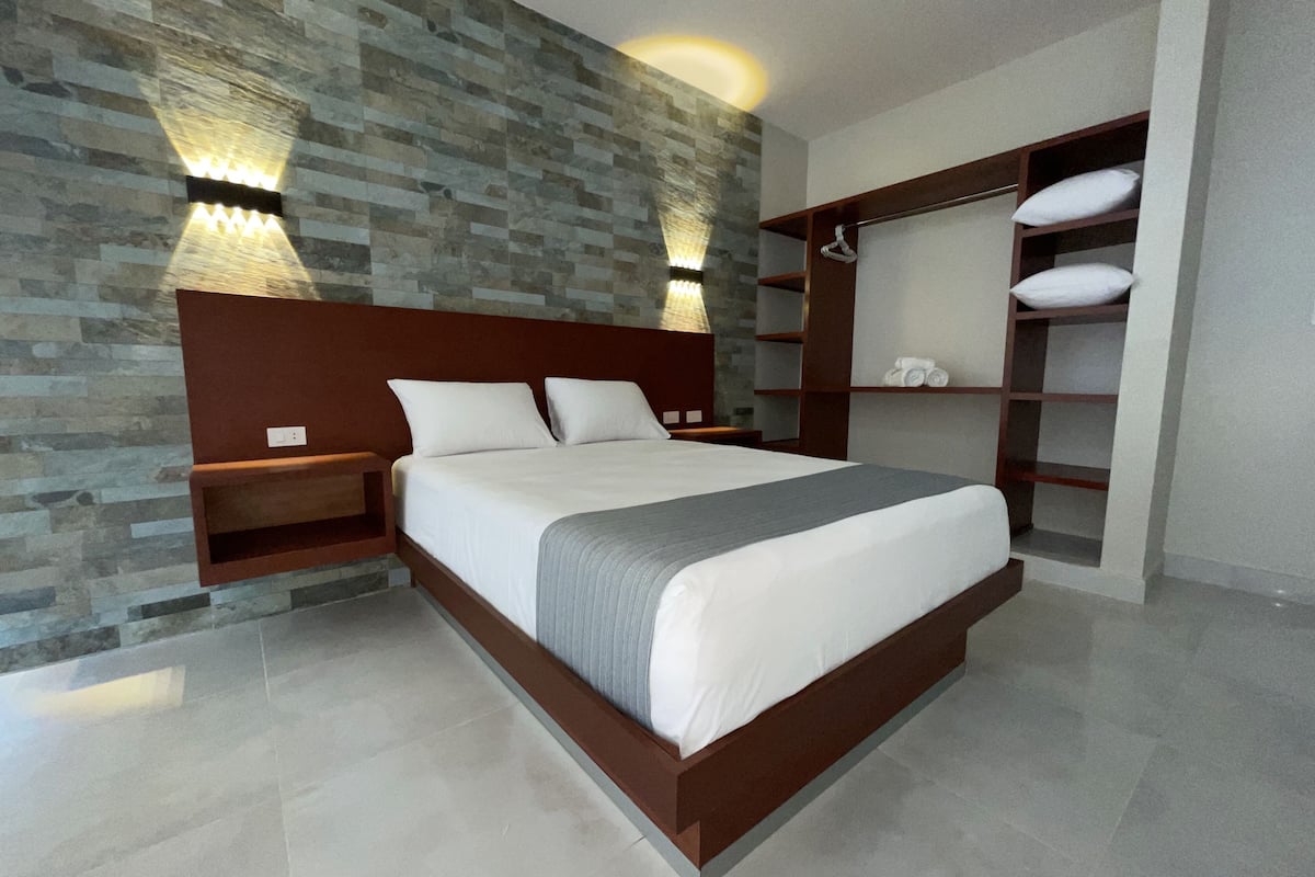 Egyptian cotton sheets, premium bedding, pillowtop beds, minibar