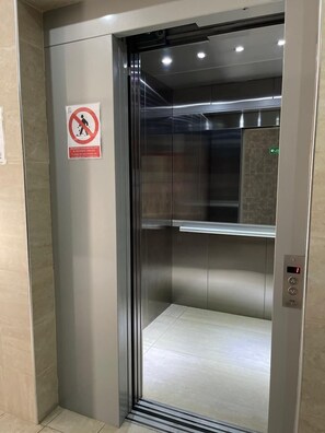Elevator - HOTEL OSHO (Santa Cruz)