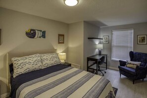 4 dormitorios, escritorio, tabla de planchar con plancha y cuna de viaje