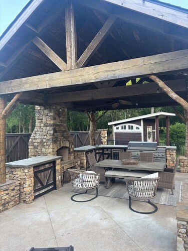 3-bedroom Rustic Charm Home Outdoor Kitchen, pool. Hot Tub + 2 fireplaces