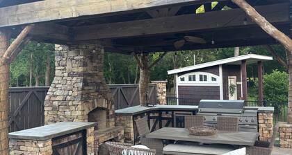 3-bedroom Rustic Charm Home Outdoor Kitchen, pool. Hot Tub + 2 fireplaces