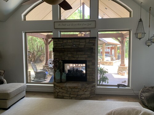 3-bedroom Rustic Charm Home Outdoor Kitchen, pool. Hot Tub + 2 fireplaces