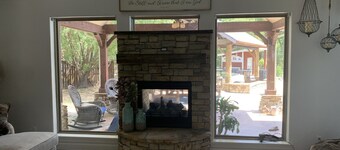 3-bedroom Rustic Charm Home Outdoor Kitchen, pool. Hot Tub + 2 fireplaces