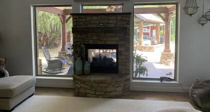 3-bedroom Rustic Charm Home Outdoor Kitchen, pool. Hot Tub + 2 fireplaces