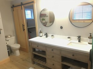 Badewanne, Haartrockner, Handtücher, Seife