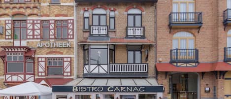 Une rangée de bâtiments, avec un restaurant appelé Bistro Carnac situé au centre.