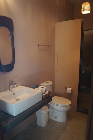 Deluxe Bungalow, 1 Bedroom | Bathroom | Shower, towels