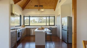 Panoramic House | Private kitchen | Full-size fridge, microwave, oven, stovetop
