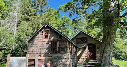 The Owls Nest-A quaint cabin in the woods of VT-Near Bromley, Magic & Stratton