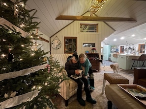 Smart TV, fireplace - The Owls Nest-A quaint cabin in the woods of VT-Near Bromley, Magic & Stratton (Landgrove)