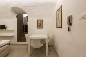 Dining - Capponi Place apartment near the Archaeological Museum by Mmega (Firenze)