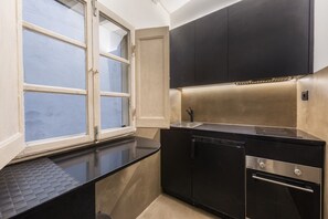Frigorífico, horno, placa de cocina y tostadora