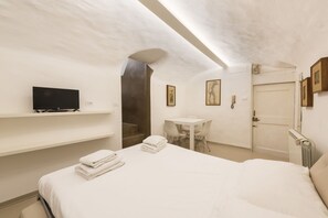 Iron/ironing board, bed sheets
