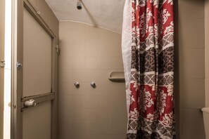 Dusche, Haartrockner, Bidet, Handtücher