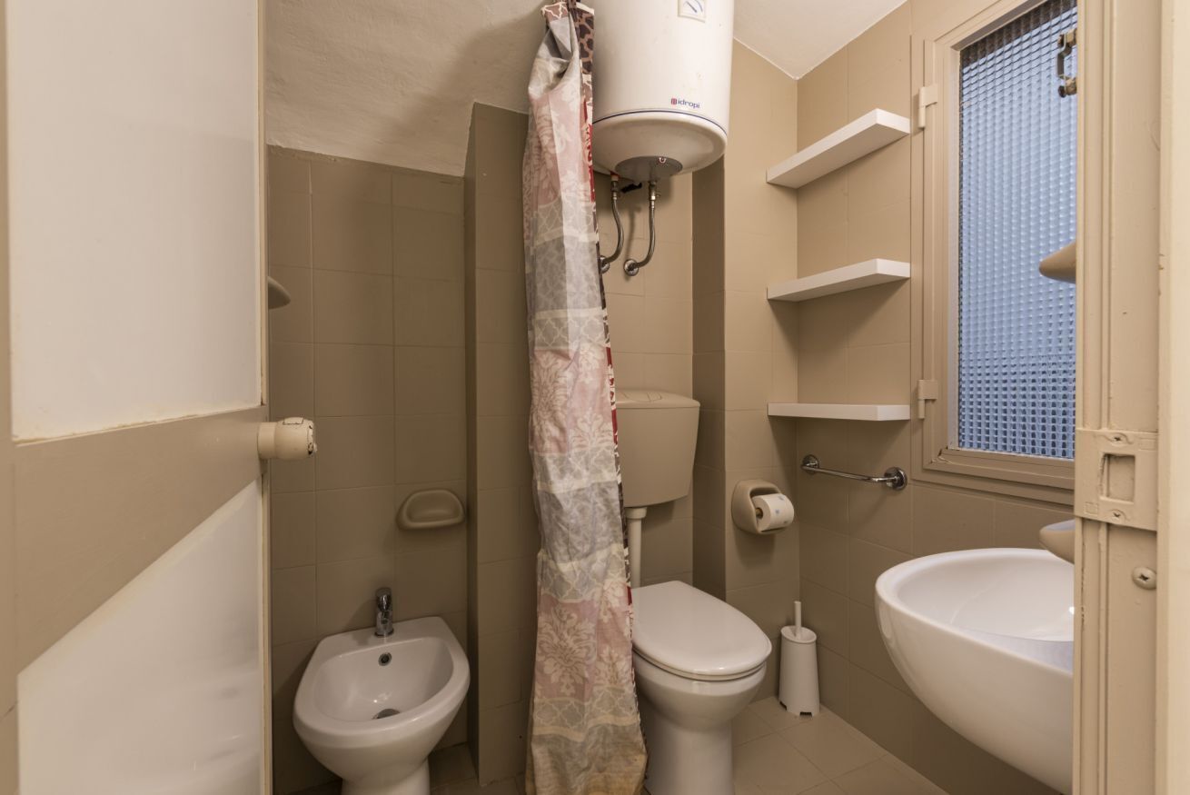 Un baño con inodoro, lavabo y bidé.
