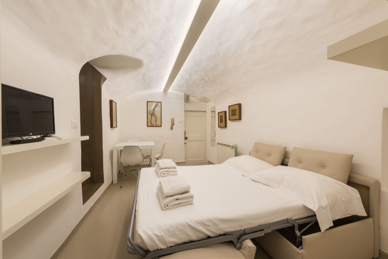 Iron/ironing board, bed sheets