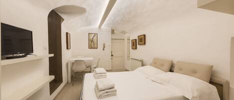 Iron/ironing board, bed sheets