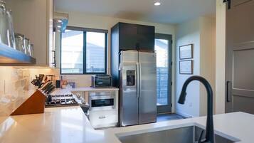 Kühlschrank, Mikrowelle, Ofen, Herdplatte