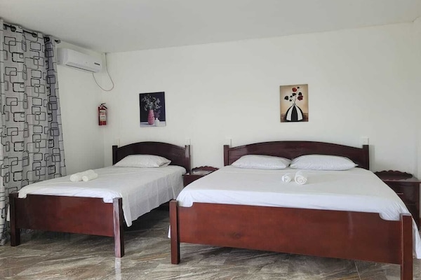 Kamar Deluks | Tirai kedap cahaya, setrika/meja setrika, Wi-Fi gratis, dan seprai linen