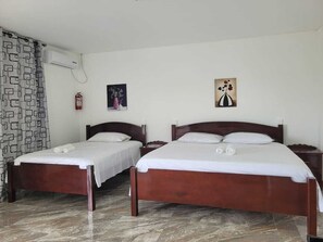 Quarto luxo | Cortinas blackout, ferros/tábuas de passar roupa, Wi-Fi de cortesia