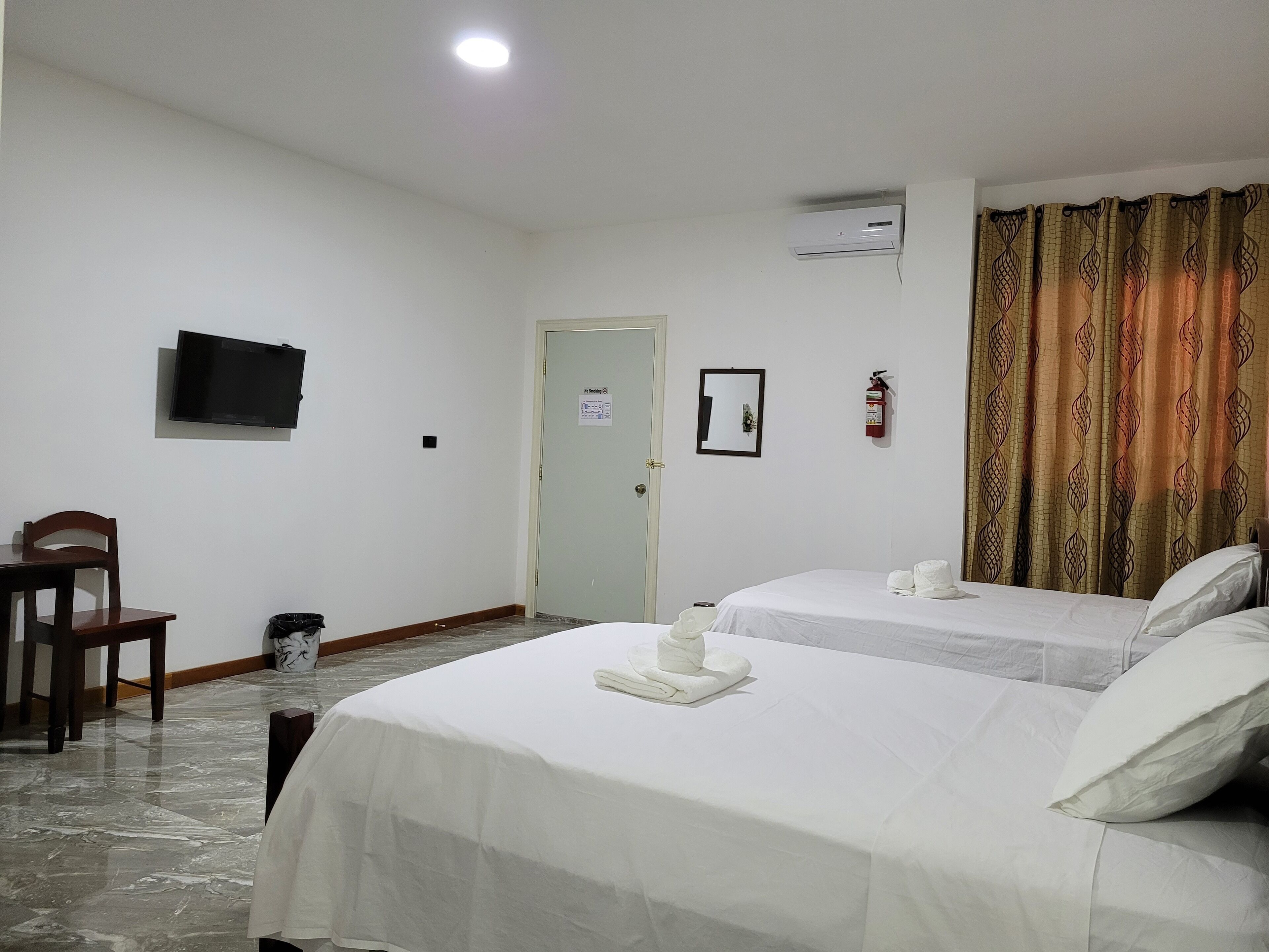 Business tweepersoonskamer, 2 tweepersoonsbedden | Verduisterende gordijnen, een strijkplank/strijkijzer, gratis wifi