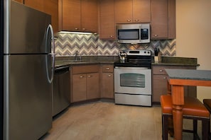 Réfrigérateur, four à micro-ondes, un four, surface de cuisson