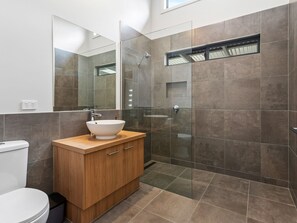 Shower, hair dryer, towels - Top of the Bay by Ready Set Stay (Arthurs Seat)