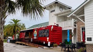 A red building with a balcony and a clock tower. - Downtown Dunedin Updated Studio & Private Backyard (Dunedin)