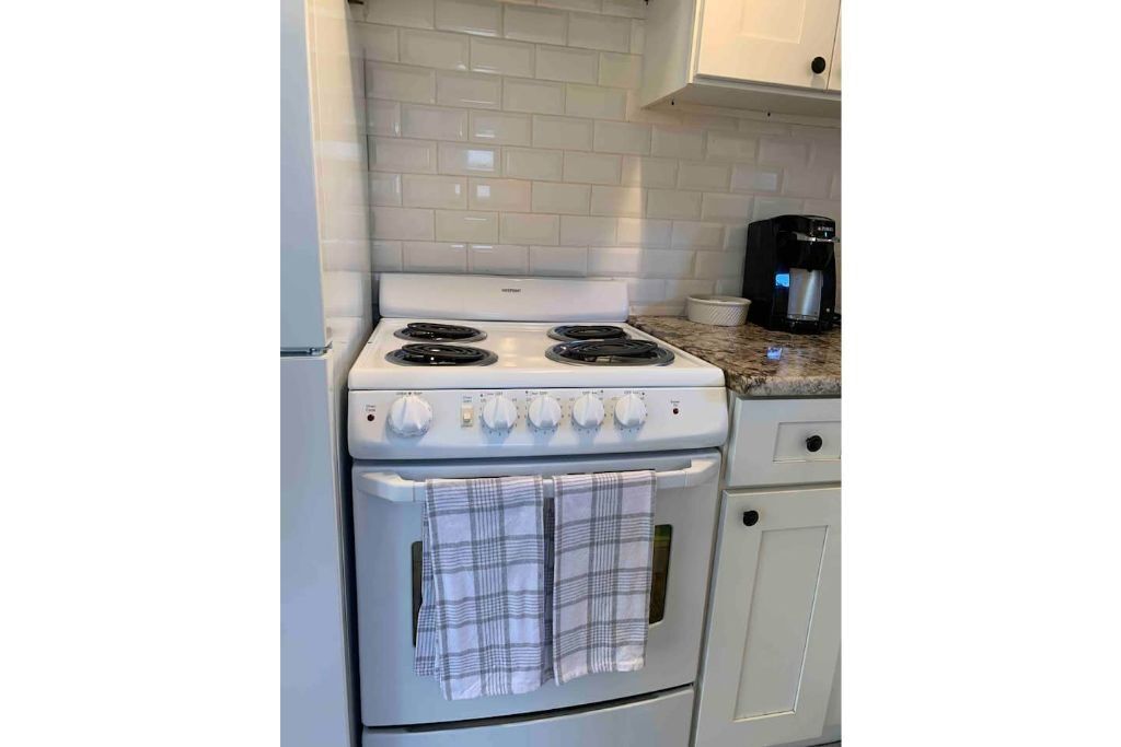 Downtown Dunedin Updated Studio & Private Backyard