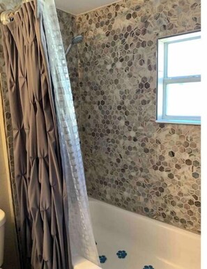 Ensemble douche/baignoire, savon, papier toilette