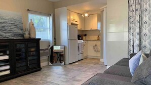A compact living space with a kitchenette, a dining area, and a sofa. - Downtown Dunedin Updated Studio & Private Backyard (Dunedin)